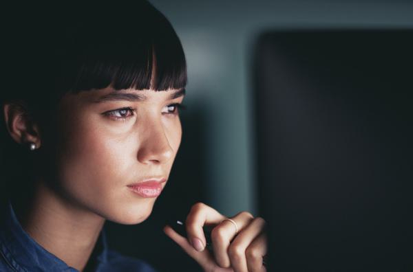 Sales trainee looking at sales enablement elearning materials